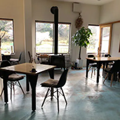 焼杉の町並みが印象的な漁師町で、地域に愛された喫茶店を改装した和食店