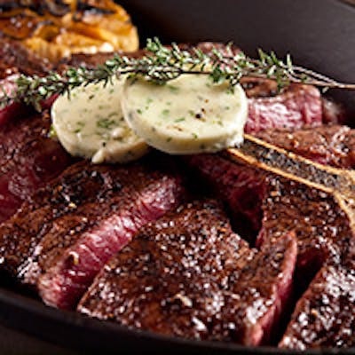 最高級ステーキとポップオーバーをお楽しみください