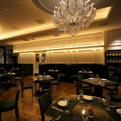 モダン&クラシック シャンデリアが瞬くエレガントな空間