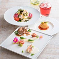 柔らかな光が差し込む暖かみのある店内で絶品コース料理をご堪能