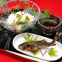 5月から9月まで、川床・テラス席で涼を感じながら過ごす