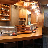 歌舞伎座裏に ひっそり佇む落ち着いた空間で、本物の江戸前握りを