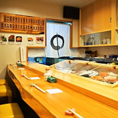 落ち着いた雰囲気でたたずむ江戸前寿司店