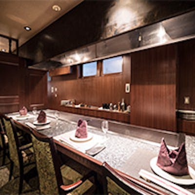 個室も備えた豪華な店内で、目の前で豪快に焼き上がる極上牛をご堪能