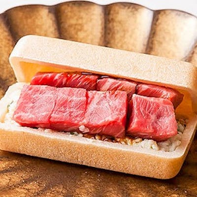 メインは旬の食材で構成した【お任せコース】