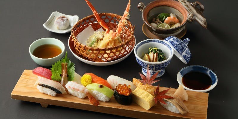 【味彩御膳】握り寿司にズワイ蟹の天婦羅が付いた彩りが美しい御膳（4月）