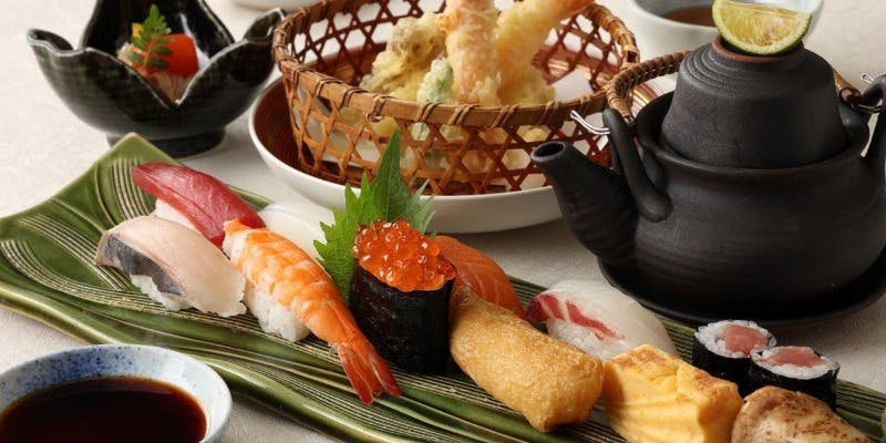 【味彩御膳】握り寿司にズワイ蟹の天婦羅が付いた彩りが美しい御膳