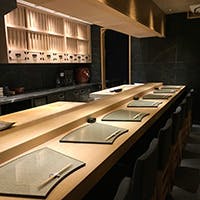 洗練された空間の中、おまかせでいただく極上の寿司の数々