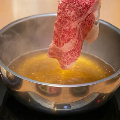甘み溢れる幻のあぐー豚をオリジナル出汁で味わう贅沢