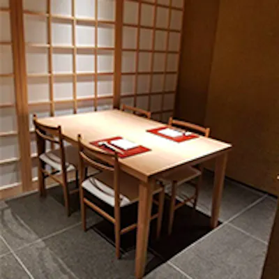 都会の喧騒を忘れてしまうような静かで凛とした店内