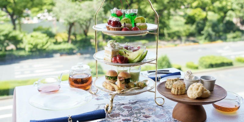 日比谷公園の景観を楽しめるテラス席 メロンとチェリーのアフタヌーンティー 紅茶フリーフロー付き2時間