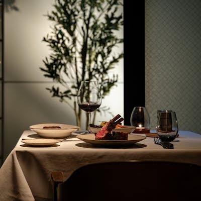 大人のレストランにふさわしい贅沢で洗練された隠れ家空間