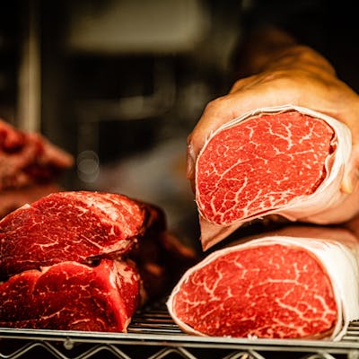 最高ランクのプライムアンガスビーフやWAKANUIプリングラムなど厳選熟成肉