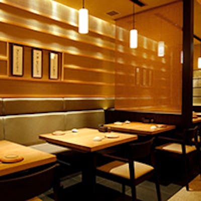 和の美で溢れる、広々とした上品で穏やかな店内