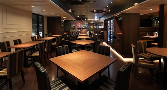 ステーキ ワイン グリアンテ 梅田 落ち着いた店内で 焼き立てポップオーバー 牧草牛のサーロイン150gがメインの女子会おすすめコース ディナー プラン メニュー 一休 Comレストラン