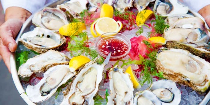 お皿に盛られた生牡蠣