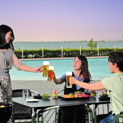 開放的なプールサイドで愉しむビアガーデン