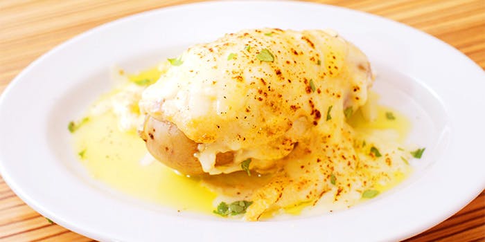 ラ ザッパの温菜メニュー丸ごとジャガイモのロースト自家製アンチョビマヨネーズとチーズをのせてのイメージ