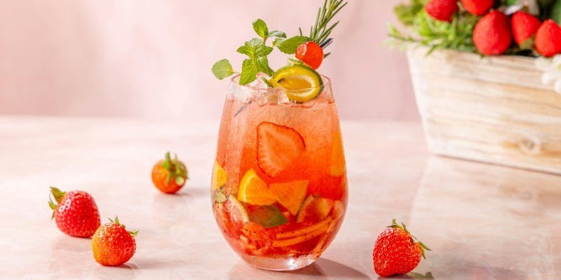 【ストロベリーアフタヌーンティー】旬の苺を堪能するスイーツ＆セイボリー＋モクテル