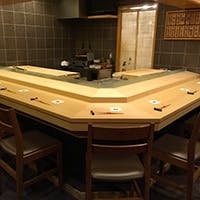 食材の旨味を最高の状態で味わう、大将の技が光るお鮨をご堪能