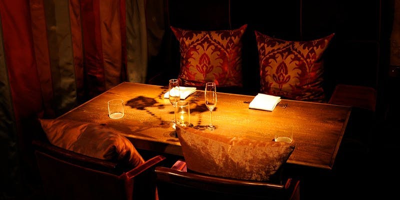 【Xmas2025】イルミネーション散策前後に！ミッドタウン徒歩1分、西洋の古城風秘 密空間ディナー