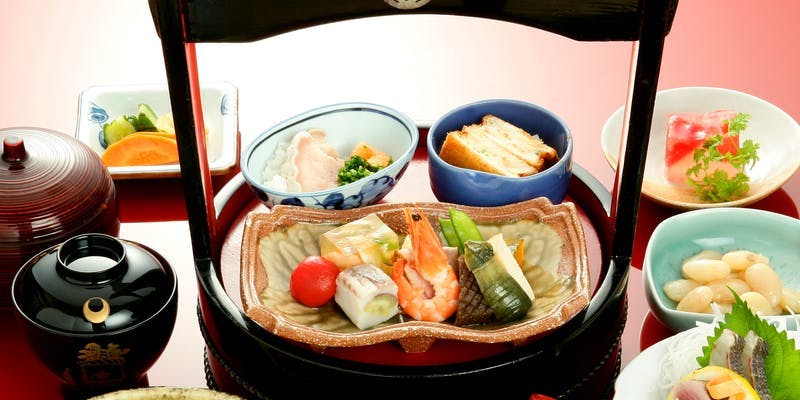 【ぶらぶら卓袱】朱塗の桶にお一人様ずつお料理を盛込んだ長崎の「粋」を感じるお手軽な逸品