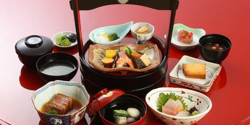 【ぶらぶら卓袱】朱塗の桶にお一人様ずつお料理を盛込んだ長崎の「粋」を感じるお手軽な逸品