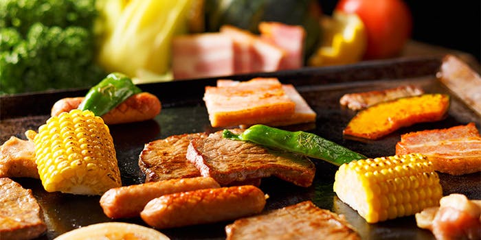 Garden q 成田ビューホテル 屋根付きエリア ガーデンbbq 雨の日でも安心 食べ放題 飲み放題のバーベキューを堪能 日 木 ディナー プラン メニュー 一休 Comレストラン