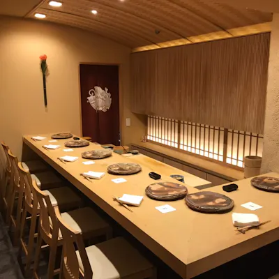 落ち着いた空間でお食事を楽しんで