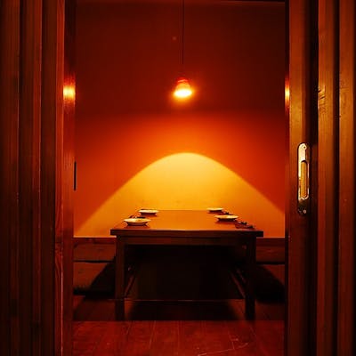 あたたかい照明の下でゆったりと過ごせる寛ぎ空間