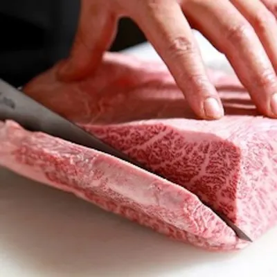 塊肉をテーブルにお持ちします!
