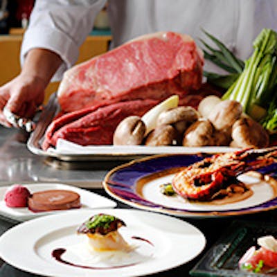 鉄板の上で繰り広げられる美食のパフォーマンス