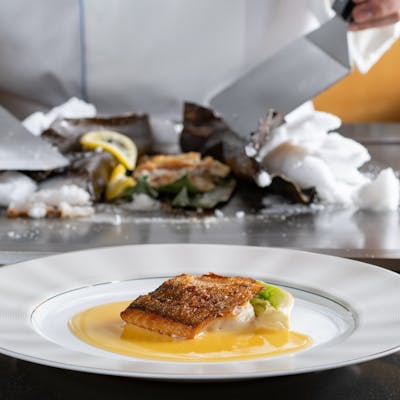 生け簀の新鮮な魚介を「下野スタイル」で繊細かつ豪快に焼き上げる