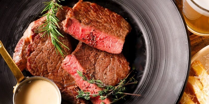 【2025忘年会】【いいとこ取りコース】旬野菜のサラダ、アンガス牛ステーキ等＋2H飲み放題