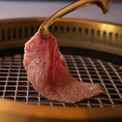 スタッフが部位と味付けに合わせてお焼きするスタイル
