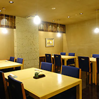 シックなデザインの店内