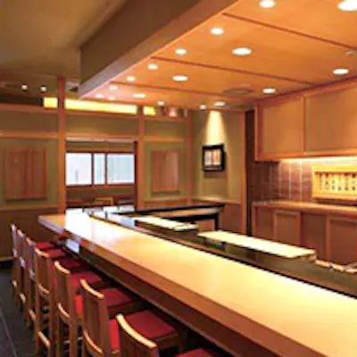 上質な落ち着いた雰囲気の店内