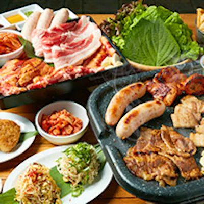 開放的な空間で味わえる豊富なお料理