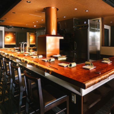 木の優しい雰囲気に包まれた店内