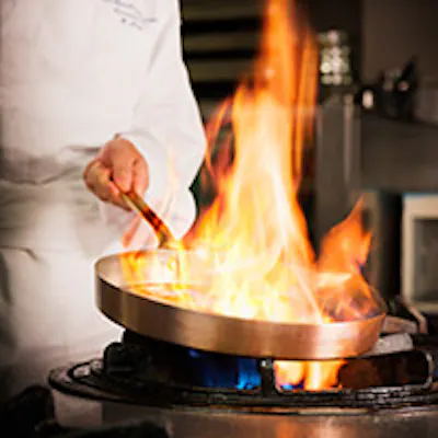 総料理長の織りなすこだわりのメニューは、華やかなパーティーを一層演出します