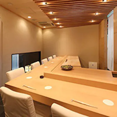 木の温もりに包まれる店内