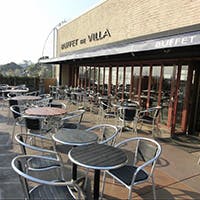 モダンリゾートヴィラをイメージした店内