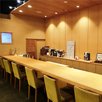 白木を基調とした明るい店内