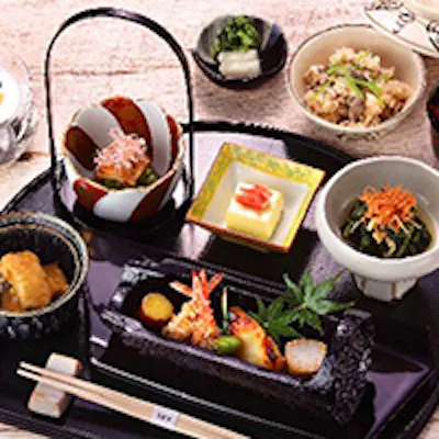 四季折々の日本料理の伝統を大切にしつつ時代のニーズに合わせた料理とサービスを提供