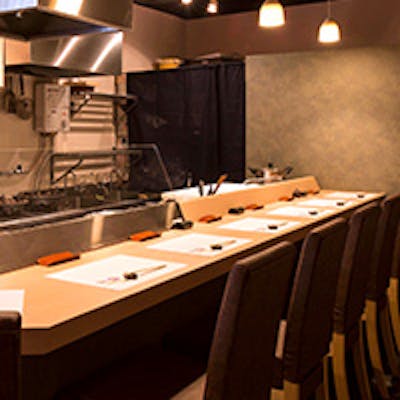 じっくりと天ぷらと向き合えるカウンター