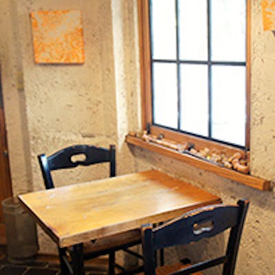 木のぬくもりを感じる店内で