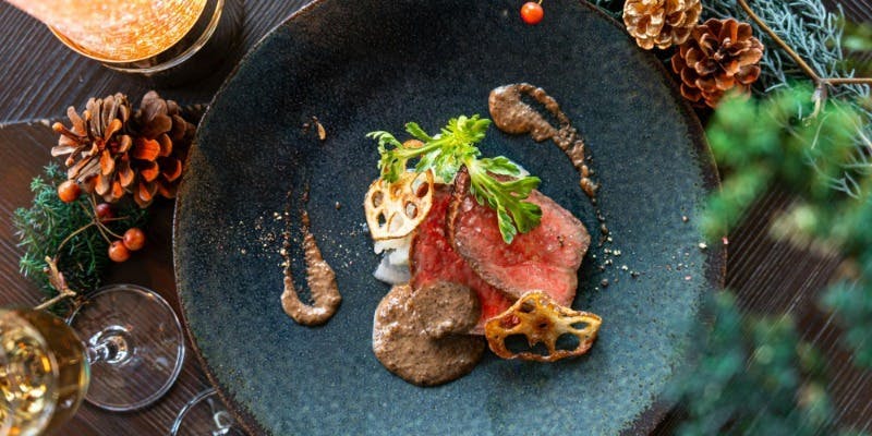 【Xmas2025】クリスマスを彩る魚肉料理のWメインなど贅沢フルコースディナー＋乾杯酒（12/24～25）