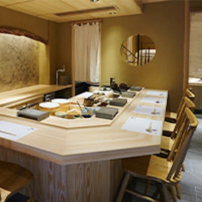 ヒノキにこだわった店内