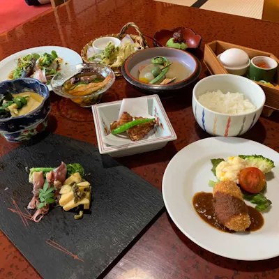 京都ならではの料理も含む豊富なメニュー