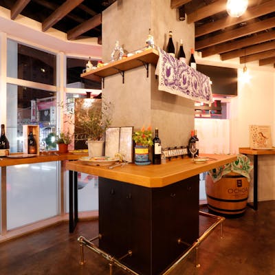 スペイン国旗が誘う、スペイン直送の雑貨に囲まれた店内